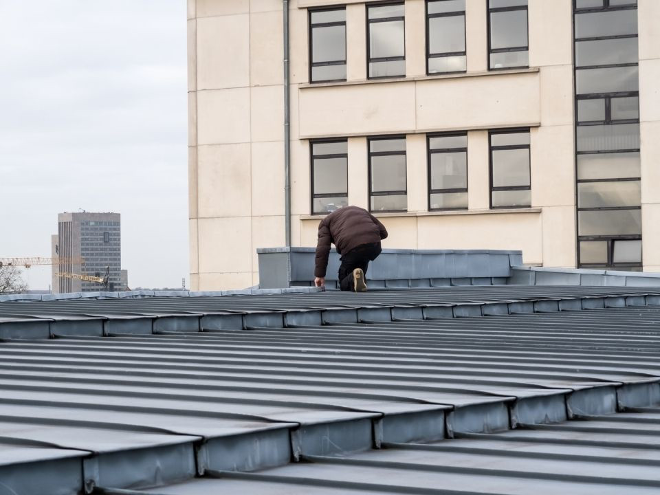 Un homme entretien une toiture à Étaples